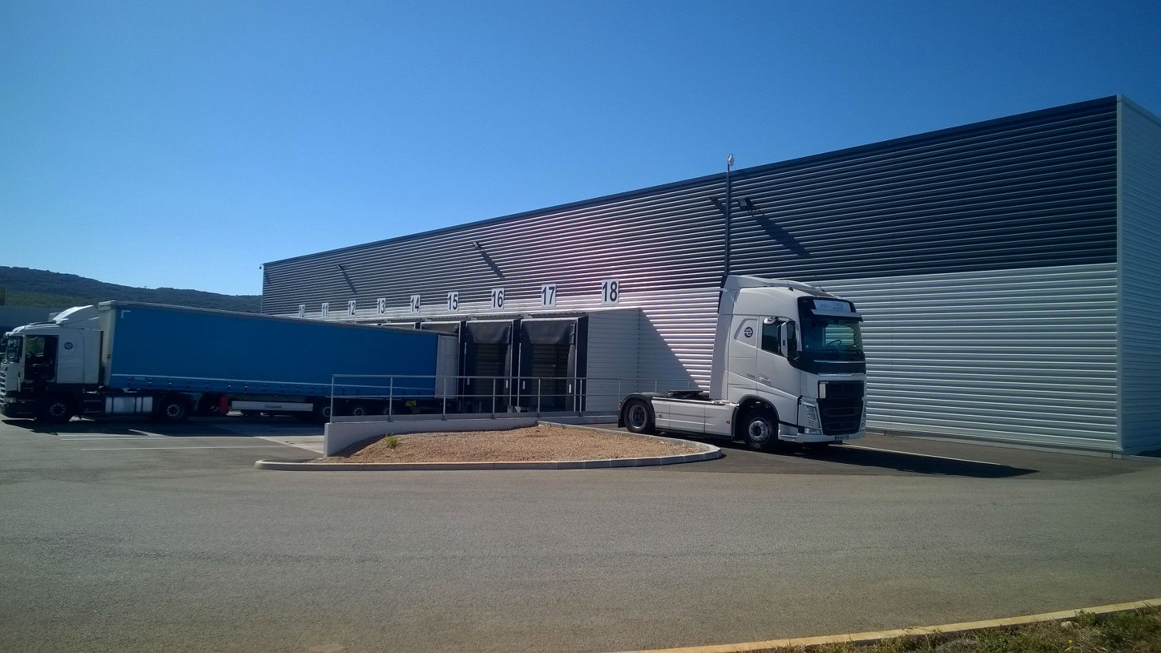 Plateforme cross dock extérieure Provence Distribution Logistique