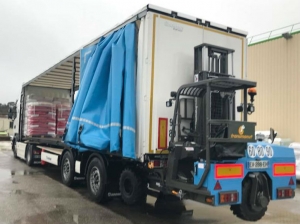 Camion avec chariot embarqué Provence Distribution Logistique