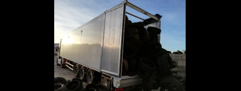 rovence Distribution Logistique dispose de camions avec benne à fond mouvant